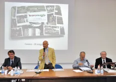 Il tavolo dei relatori della giornata. Da sinistra a destra: Renzo Piraccini (Direttore Generale), Enzo Treossi (Presidente), Giancarlo Battistini (Direttore Operativo fino allo scorso anno) e Romeo Lombardi (primo Direttore di Apofruit).