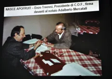 Il momento della nascita ufficiale di Apofruit nel 1991, con la firma davanti al notaio Adalberto Mercatali. Il processo di fusione delle 4 cooperative che confluirono nella nuova compagine si svolse in tempi relativamente brevi, dopo che una riflessione in tal senso era gia' stata avviata nel 1989.