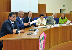 Il tavolo dei relatori. Da sinistra a destra: Vito Vitelli (COVIL), Luigi Boccarelli (As. agricoltura di Scanzano Jonico), Salvatore Iacobellis (Sindaco di Scanzano Jonico), Vilma Mazzocco (Ass. agricoltura Basilicata), Salvatore Martelli (Distretto Agroalimentare di Qualità del Metapontino) e Vincenzo Castoro (Servizio fitosanitario Basilicata).