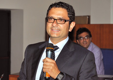 "Il dott. Vitelli ha sottolineato il ruolo del vivaista nel servizio post-vendita al produttore. L'introduzione di nuove varieta' frutticole o agrumicole, infatti, non basta di per se stessa a rispondere alle esigenze di una produzione competitiva. "Bisogna anche valutare - ricorda Vito Vitelli - gli aspetti commerciali e tecnici di una produzione, valutando la resa in campo e applicando i mezzi piu' idonei ad evitare banali errori di allevamento delle piante"."