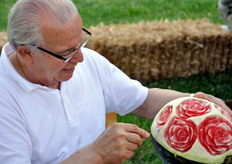 Artista incisore all'opera su un'anguria.