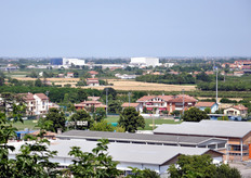 A fine giugno 2010, FreshPlaza si e' recata in visita presso uno degli stabilimenti di Orogel Fresco, la divisione ortofrutticola di Orogel. In questa foto, una vista dall'alto della location cesenate di Orogel surgelati (i due impianti di colore bianco sul fondo).