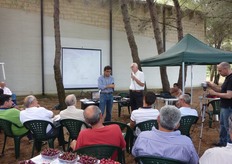 Il prof. Daniele Bassi dell'Università di Milano (in foto con il microfono) durante il suo intervento ha fatto il punto sullo stato dell'arte delle innovazioni varietali e dei programmi di miglioramento genetico delle specie fruttifere in Italia.