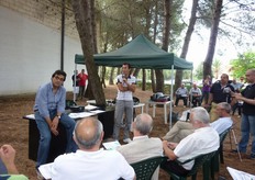 Il dott. Stefano Foschi del Crpv di Cesena (in foto con il microfono) ha fatto una panoramica delle novita' varietali dell'albicocco.