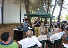 "Oreste Insero (in foto con microfono) del CRA-URF di Caserta durante il suo intervento. Insero, con altri collaboratori della sezione di frutticoltura di Caserta, e' il costitutore della pesca a polpa gialla "Sagittaria" a maturazione precoce (fine maggio), in forte diffusione, negli ultimi anni, negli ambienti peschicoli del Meridione."