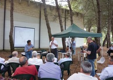 Felice Pennone (in foto con il microfono) del CRA-URF di Caserta, durante il suo commento alla mostra pomologica.