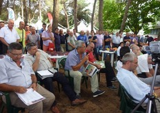 Alcuni presenti formulano quesiti pratici agli esperti.