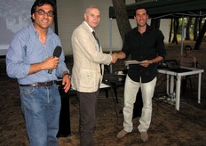 Il premio per il concorso migliore tesi di laurea in frutticoltura a livello nazionale, giunto alla terza edizione, e' stato assegnato al Dott. Enrico Bulgarelli (primo a destra). Il premio e' stato consegnato da Aldo Michele Radice, Commissario Straordinario dell’ALSIA.