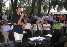 "Il vincitore Enrico Bulgarelli (in foto con microfono), laureato a marzo 2010 presso l'Universita' di Modena, ha presentato la tesi di laurea dal titolo "Caratteristiche compositive e sensoriali di cultivar tradizionali ed innovative di ciliegio nel vignolese". Relatore della tesi Prof. Bignami e Correlatore Dott.Stefano Lugli. La commissione valutatrice, delle tesi di laurea concorrenti per il premio "Biagio Mattatelli", e' composta dal Prof. Elvio Bellini, Prof. Silviero Sansavini, Prof. Carlo Fideghelli, Prof. Cristos Xiloyannis, Dr Ugo Palara e dal Dr. Carmelo Mennone (senza diritto di voto) presidente ASF (Associazione per lo Sviluppo della Frutticoltura Biagio Mattatelli)."