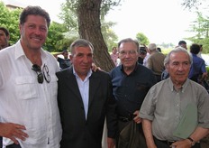 Nella foto da sinistra, Nereo Deangelis (tecnico Bayer), Giuseppe Colangelo, frutticoltore di S. Ferdinando di Puglia (FG), Franco Mattatelli (papa' di Biagio), Giuseppe Laccone (fitopatologo).