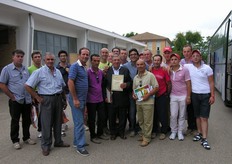 "Gruppo di frutticoltori di San Ferdinando di Puglia con il premiato (menzione "Biagio Mattatelli") Giuseppe Colangelo (al centro in giacca)."