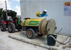 Tutela e conservazione dell'ambiente: la zona di sosta dell'atomizzatore per la preparazione delle soluzioni antiparassitarie deve essere protetta con telo impermeabile per poter raccogliere e smaltire correttamente eventuali perdite.