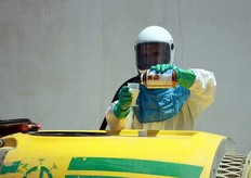 Anche durante la preparazione delle soluzioni antiparassitarie e' necessario utilizzare le attrezzature protettive previste dal disciplinare GlobalGAP.