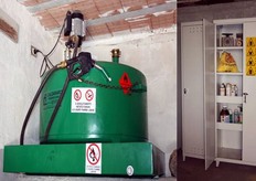 Speciale serbatoio munito dei necessari accorgimenti di sicurezza richiesti da GlobalGAP per lo stoccaggio del combustibile per il rifornimento delle trattrici aziendali e corretta conservazione degli antiparassitari in armadi in metallo muniti di vaschette di raccolta e chiavi per la loro chiusura.