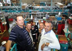 Nello stabilimento di Faenza lavora un team di persone, ognuna specializzata nel proprio ruolo, coordinate dal direttore di stabilimento, Andrea Gottarelli (primo sulla sinistra).