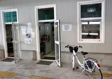 Area uffici. La bicicletta serve per spostarsi agevolmente all'interno dell'enorme impianto.