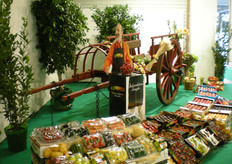 La festa di compleanno per i 50 anni della cooperativa ortofrutticola Apofruit si e' svolta domenica 12 settembre 2010 negli spazi di Cesena Fiera a Pievesestina (FC). Nella foto: un'esposizione dei prodotti a marchio Solarelli, il brand Apofruit per frutta e verdura italiana di alta qualita'.