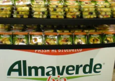 Esposizione di frutta in vaschetta a marchio Almaverde Bio, il brand per il biologico di Apofruit.