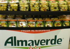 Esposizione di frutta in vaschetta a marchio Almaverde Bio, il brand per il biologico di Apofruit.
