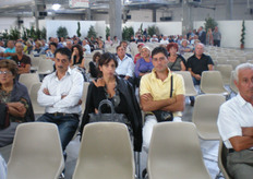 In attesa... prendiamo posto.