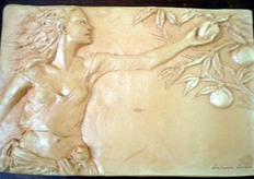 "Bassorilievo del maestro cesenate Leonardo Lucchi che rappresenta la "Bella di Cesena", ossia un particolare dalla statua di Lucchi posta nella rotonda della frazione di Cesena di Martorano in cui una donna raccoglie una pesca, frutto simbolo della produzione ortofrutticola cesenate."