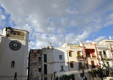 Una vista dell'orologio di Rutigliano, con un gruppo di case tipiche.