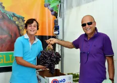 Paolo Sigliuzzo e Vittorio Fili' con un altro mega-grappolo d'uva.