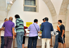 La giuria all'opera per la valutazione dei partecipanti al concorso per la migliore presentazione commerciale.