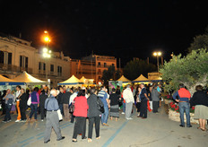 Il pubblico affluisce.