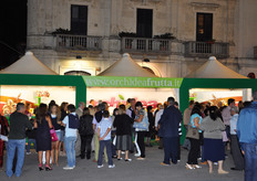 Ressa di fronte agli stand.