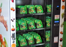 Distributore automatico di confezioni di uva senza semi a marchio Giuliano.