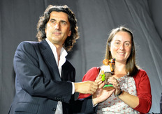 Il comitato organizzatore ha voluto anche omaggiare FreshPlaza con la consegna di un tipico fischietto artigianale rutiglianese. Qui la consegna del manufatto a Rossella Gigli da parte del vice-sindaco Pasquale Redavid.