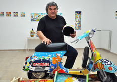 Nick De Marinis posa accanto a questa sua rivisitazione della mitica Vespa.