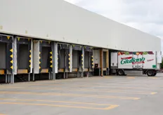 Lo stabilimento è dotato di 30 rampe di attracco per lo scarico e carico dei camion.