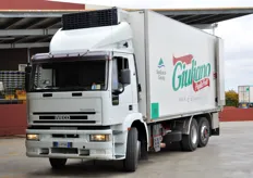 Uno dei mezzi che l'azienda Giuliano utilizza per il trasporto della frutta dalla campagna allo stabilimento.