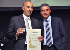 Il sindaco di Cesena, Paolo Lucchi, consegna il premio a Riccardo Pianesani della divisione ILIP di ILPA.