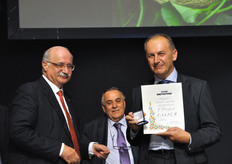Il momento della consegna del premio a Franco Da Re (ESASEM).