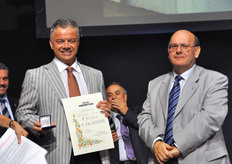 Roberto Benzi mostra il premio appena ricevuto.