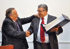 Il momento della consegna del premio a Gianni Bonora (CPR Servizi) da parte di Domenico Scarpellini.