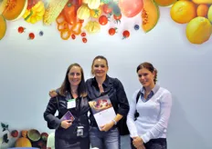 Cristiana Furiani (al centro) dell'azienda veronese specializzata in radicchio Geofur, insieme alla collega Micaela Bernardinello (sulla destra) e a Rossella Gigli (caporedattore FreshPlaza Italia).