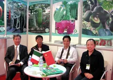 Stand del ministero cinese dell'agricoltura. Il primo da sinistra e' Li Youhua, Vice Manager Professor della Shenzen Nongke Vegetable Science & Technology Co., Ltd.