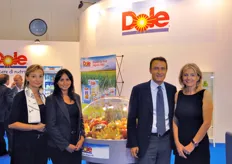 L'amministratore delegato di Dole Italia, Vittorio Grotta, insieme a, da sinistra: Claudia Bernardinello, Margorie e Brunella.