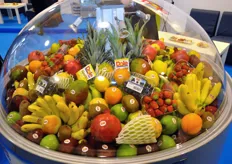 Composizione di frutta a marchio Dole.
