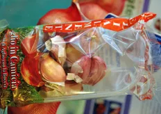 Quest'anno Eurogarlic propone l'Aglio in Camicia, spicchi d'aglio gia' separati dalla testa e confezionati in pratici cestini.