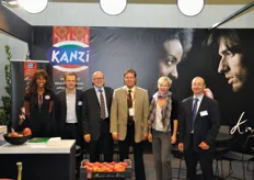 Foto di gruppo allo stand Kanzi: da sinistra a destra, dopo la hostess, Alexander Ortler, Stephan Mittermair, Dietmar Pircher, Sabine Oberhollenzer e Michael Grasser.