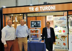 La TR Turoni ha presentato quest'anno un'applicazione del sistema non invasivo di determinazione qualitativa dei prodotti freschi (DA-METER) alle lavorazioni in linea. Insieme ad Enrico Turoni (ultimo sulla destra), gli ingegneri Rozzi e Galletti.
