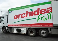 I camion di Orchidea Frutta fanno la spola tra i campi coltivati e gli stabilimenti per il confezionamento.