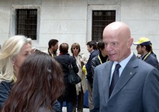 Luca Granata intervistato da alcune giornaliste.