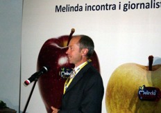 Il benvenuto di Michele Odorizzi, Presidente del Consorzio Melinda. In separata sede, Odorizzi ha rivelato a FreshPlaza l'intenzione di potenziare i centri di confezionamento del Consorzio, l'importanza dell'investimento di Melinda nel fotovoltaico (10 milioni di euro) e l'attenzione all'innovazione e all'assistenza tecnica, grazie alla collaborazione con diversi enti di ricerca, tra cui l'Istituto di San Michele all'Adige, nonche' la presenza nelle scuole come Assomela.