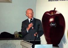 Il Direttore generale Luca Granata. Successivamente, in un'intervista rilasciata a FreshPlaza, Granata ha ricordato come il territorio della Val di Non rappresenti il migliore ambasciatore dei valori Melinda, un Consorzio che persegue tutti gli aspetti della sostenibilità: ambientale, sociale ed economica. A favore quindi dell’ambiente, del consumatore e dei suoi soci. A questo si accompagna, forse unica in Italia, una politica commerciale e di marketing comune, ben concordata su tutto il territorio nazionale ed internazionale, che agevola anche le azioni promozionali conseguenti.